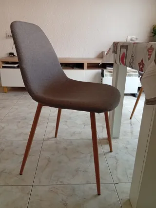 Sillas de diseño grises.Rojo vino y azul.