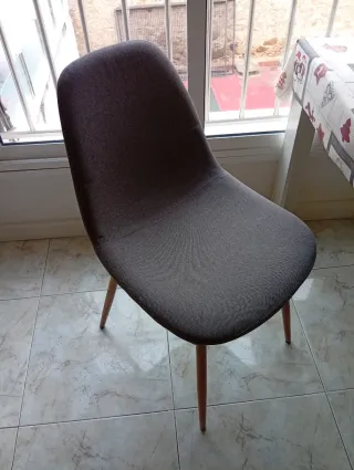 Sillas de diseño grises.Rojo vino y azul.