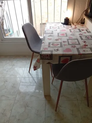 Sillas de diseño grises.Rojo vino y azul.