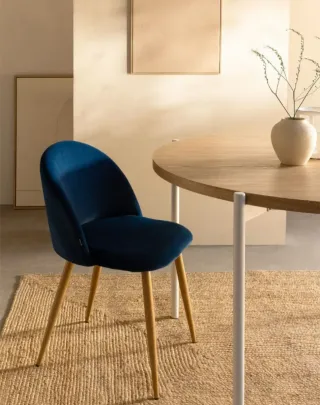 Sillas de diseño grises.Rojo vino y azul.