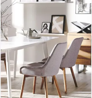 Sillas de diseño grises.Rojo vino y azul.