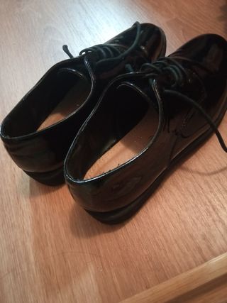 Zapatos negros charol cordones