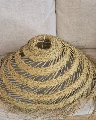 Lámpara artesanal de yute y mimbre