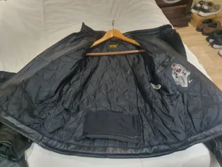 Pantalones y chaqueta de cuero para moto.