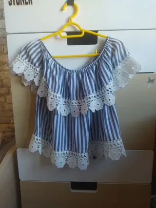 Blusa juvenil con rayas y encaje