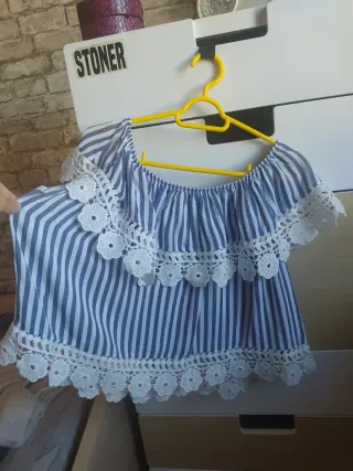 Blusa juvenil con rayas y encaje
