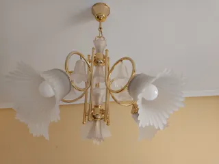 Lámpara colgante dorada y blanca