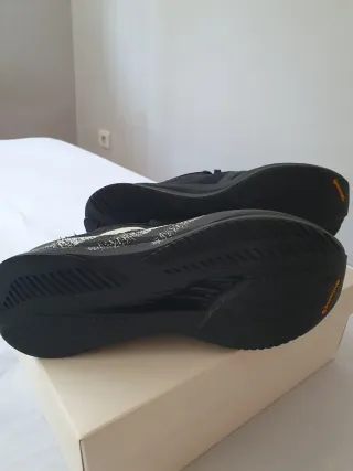 Zapatillas Y-3 Negras con Detalles Blancos