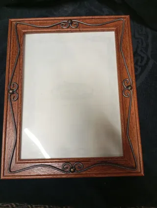 Portafoto in legno con decorazioni in metallo