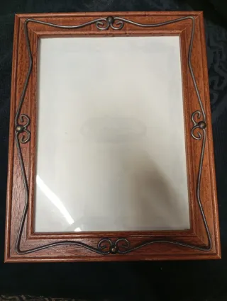 Portafoto in legno con decorazioni in metallo