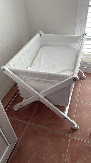 Minicuna blanca con ruedas