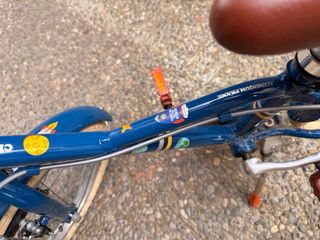 Bicicleta infantil azul hasta 6 años