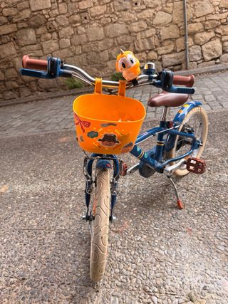 Bicicleta infantil azul hasta 6 años