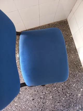 Sillas de oficina azul con ruedas,