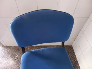 Sillas de oficina azul con ruedas,