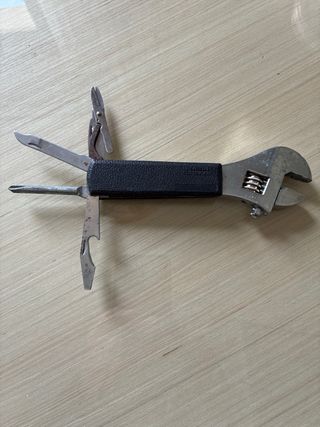 Herramientas y piezas varias