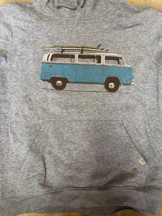 Sudadera gris con furgoneta y tablas de surf