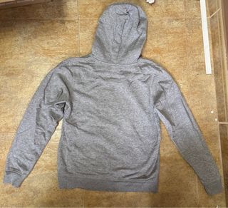 Sudadera gris con furgoneta y tablas de surf