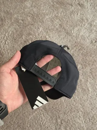 Gorra Adidas Negra con Blanco