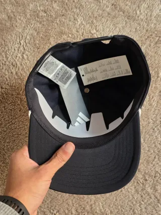 Gorra Adidas Negra con Blanco