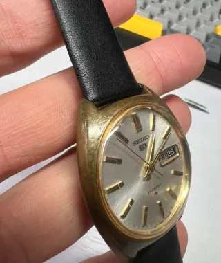 Reloj Seiko Dorado y Negro