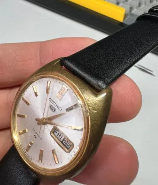 Reloj Seiko Dorado y Negro