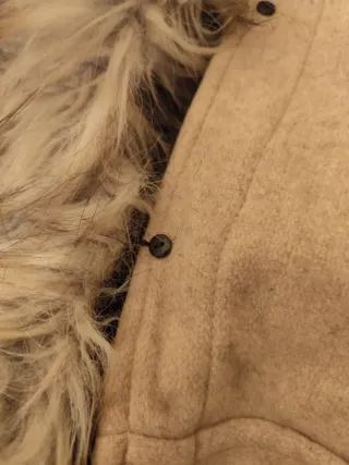 Abrigo Zara con capucha y pelo Talla M.