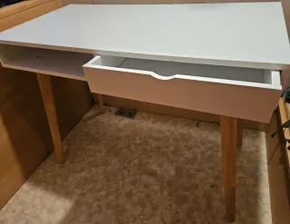 Escritorio blanco con cajón y patas de madera