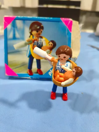 Playmobil figura con bebé y biberón 4619