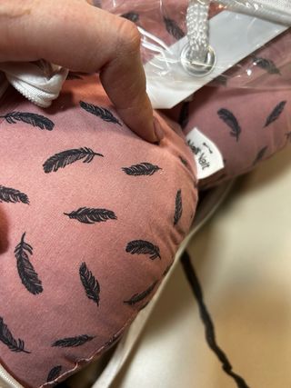 Cojín Maternal NaitNait Rosa Estampado Plumas