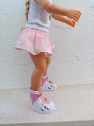 Nancy Patinadora con Casco y Patines