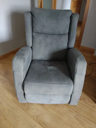 Sillón reclinable eléctrico gris.