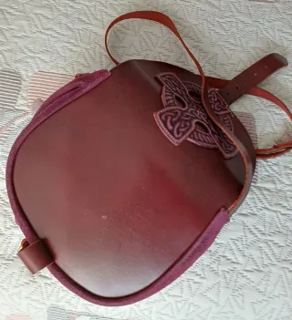 Bolso de cuero con diseño celta