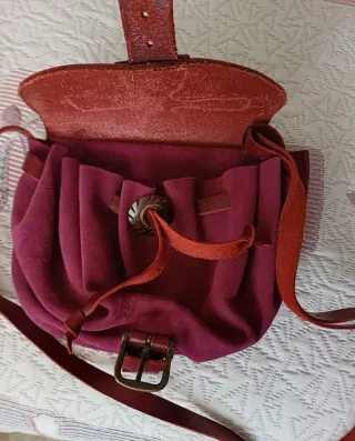 Bolso de cuero con diseño celta