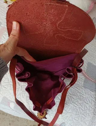 Bolso de cuero con diseño celta