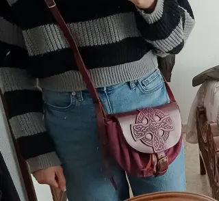 Bolso de cuero con diseño celta