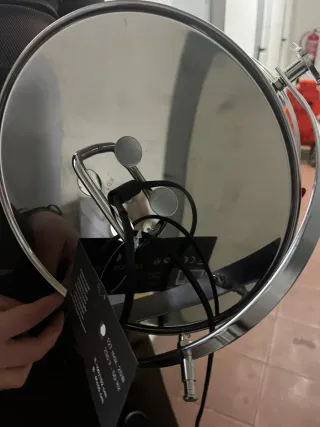 Lámpara de pie foco plateada y blanca