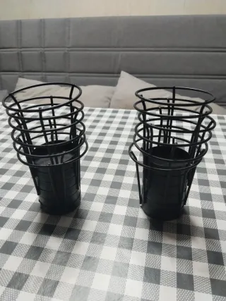 Portavelas metálicos negros con velas