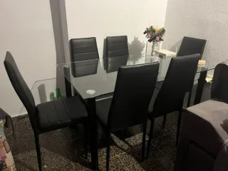 Mesa de cristal con 6 sillas negras