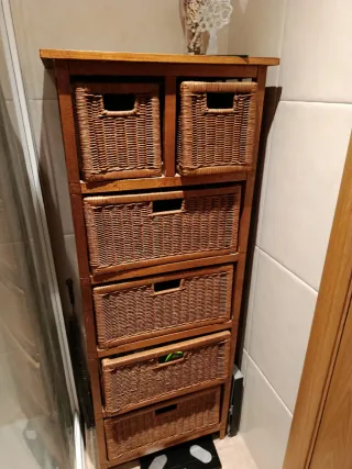 Mueble de almacenaje de madera y mimbre