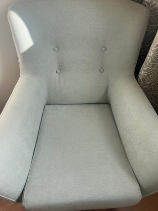 Sillón cómodo tela y madera