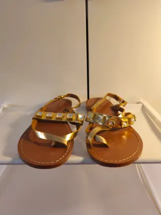 Sandalias Uterqüe doradas con adornos