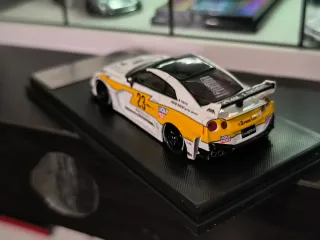 Maqueta Nissan GT-R R35 Liberty Walk 1:64