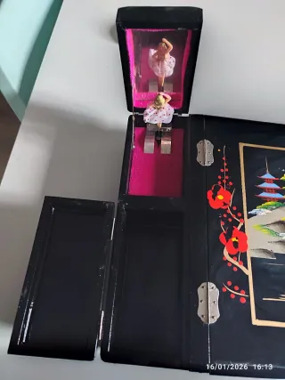 Álbum de fotos antiguo con joyero y caja de música