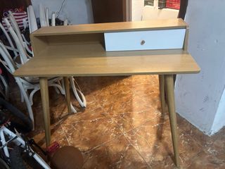 Escritorio madera con cajón blanco