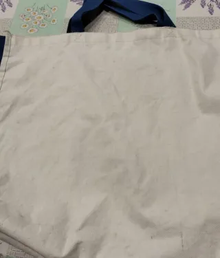 Bolsa de tela beige y azul