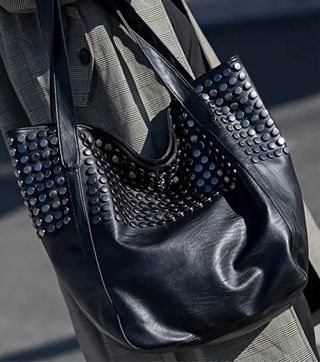 Bolso negro con tachuelas