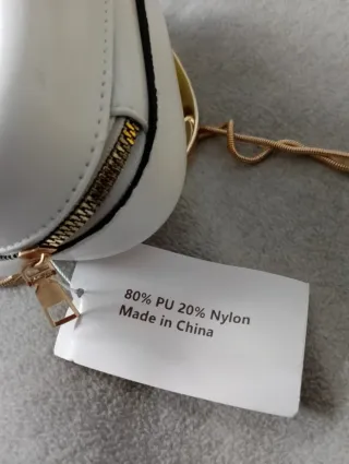 Bolso mano blanco y dorado