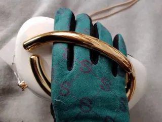 Bolso mano blanco y dorado