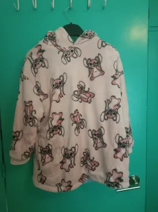 Sudadera reversible de pelito Lilo & Stitch.